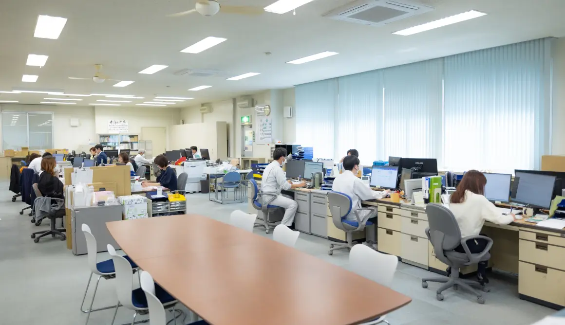複数の人がパソコンを使用して仕事をしている様子の写真