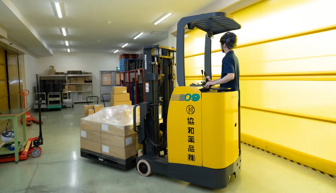 フォークリフトで荷物を運搬している様子の写真