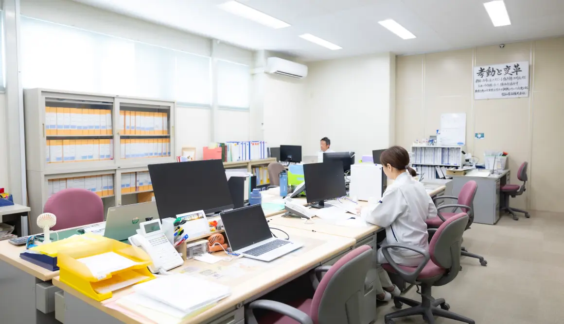2人がパソコンを使用して仕事をしている様子の写真